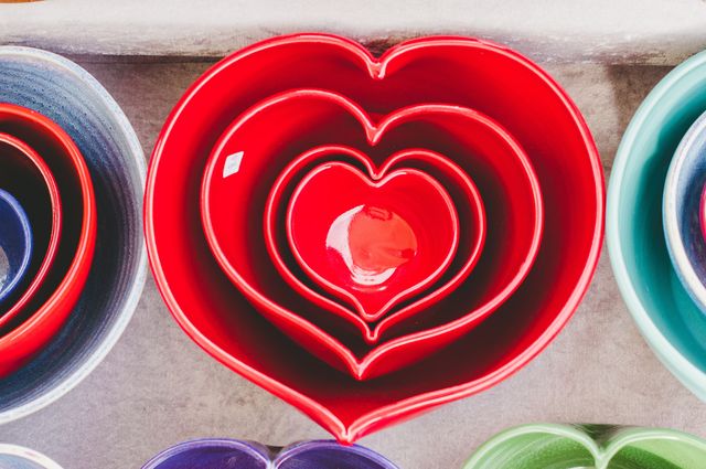 Los mejores juegos de utensilios para hornear del 2020, Several red, heart shaped mixing bowls stacked one inside the other, inside the other, and so on.